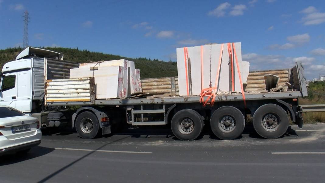 TIR’ın dorsesinden saçılan mermerler otoyolu felç etti 8